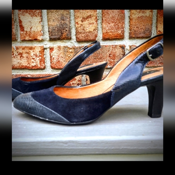 Clark's Artisan Slingback Heels, Navy, sz. 7.5 - Picture 2 of 7